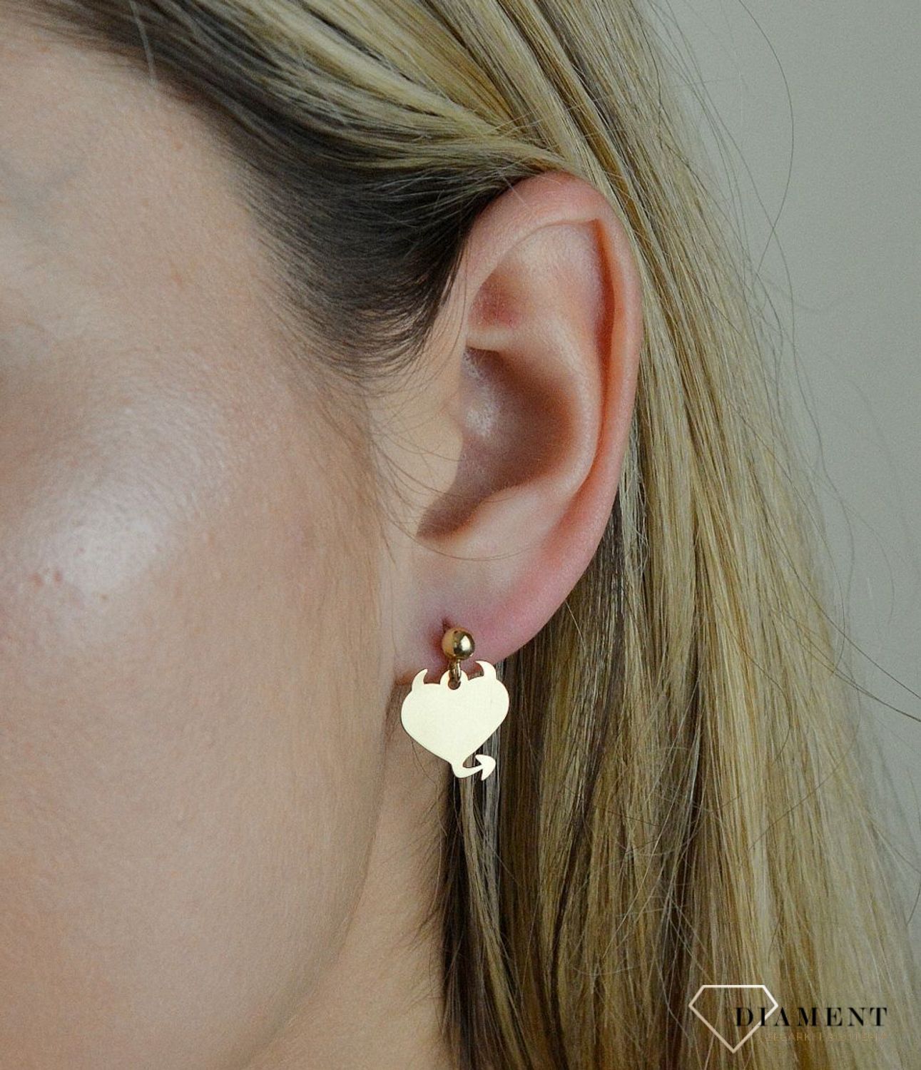 Kolczyki złote próby 585 serca wiszące diabełki KL 3022. Kolczyki złote próby 585 serca wiszące KL 3022 . Eleganckie, złote kolczyki z ozdobnym wiszącym elementem w kształcie serca. Kolczyki zapinane na wygodny sztyft..jpg